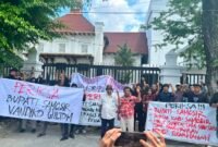 Ratusan Mahasiswa dan Warga Kepung PN Medan, Desak Dugaan Korupsi Bansos PENA Diusut Sampai ke Akar!