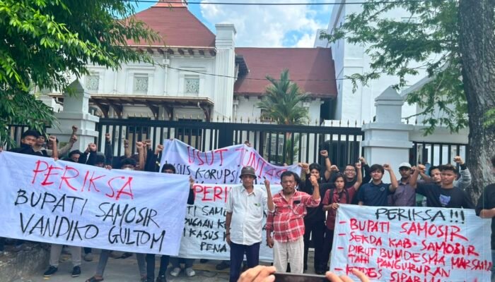 Ratusan Mahasiswa dan Warga Kepung PN Medan, Desak Dugaan Korupsi Bansos PENA Diusut Sampai ke Akar!