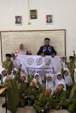 Belajar Bahasa Inggris Tanpa Bosan, Dosen Helvetia Terapkan Metode “English Around Us” di SD Amanah I