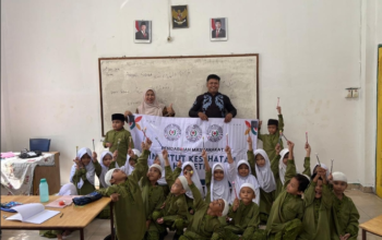 Belajar Bahasa Inggris Tanpa Bosan, Dosen Helvetia Terapkan Metode “English Around Us” di SD Amanah I