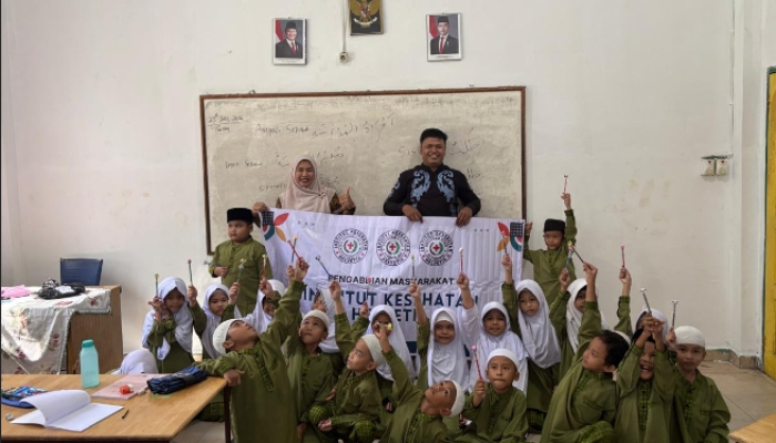 Belajar Bahasa Inggris Tanpa Bosan, Dosen Helvetia Terapkan Metode “English Around Us” di SD Amanah I