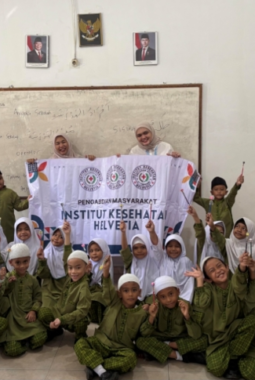 Dosen Institut Kesehatan Helvetia Medan Dorong Minat Bahasa Inggris Anak Lewat Metode TPR
