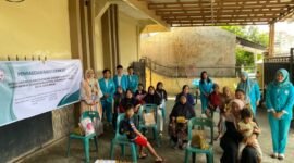Foto bersama Dosen Institut Kesehatan Helvetia dan masyarakat di Kelurahan Satria, Kecamatan Binjai Kota, Kota Binjai.