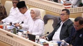 Menteri PANRB Rini Widiantini bersama Wamen PANRB Purwadi Arianto dan Kepala ANRI Mego Pinandito saat menghadiri Rapat Kerja bersama Komisi II DPR RI terkait Laporan Keuangan Pemerintah Pusat (LKPP) APBN T.A 2025 di Jakarta, Rabu (15/7/2026). (Foto : Humas Kementerian PANRB)