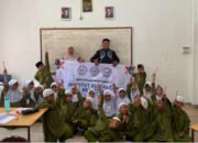 Dosen Institut Kesehatan Helvetia Bangun Budaya Berbahasa Inggris Lewat Program Daily English Activities di SD Amanah I