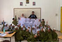 Dosen Institut Kesehatan Helvetia Bangun Budaya Berbahasa Inggris Lewat Program Daily English Activities di SD Amanah I