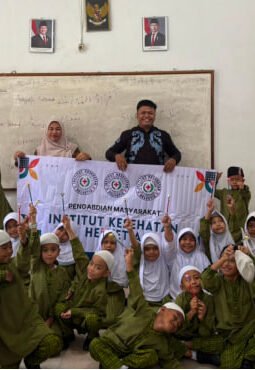 Dosen Institut Kesehatan Helvetia Bangun Budaya Berbahasa Inggris Lewat Program Daily English Activities di SD Amanah I