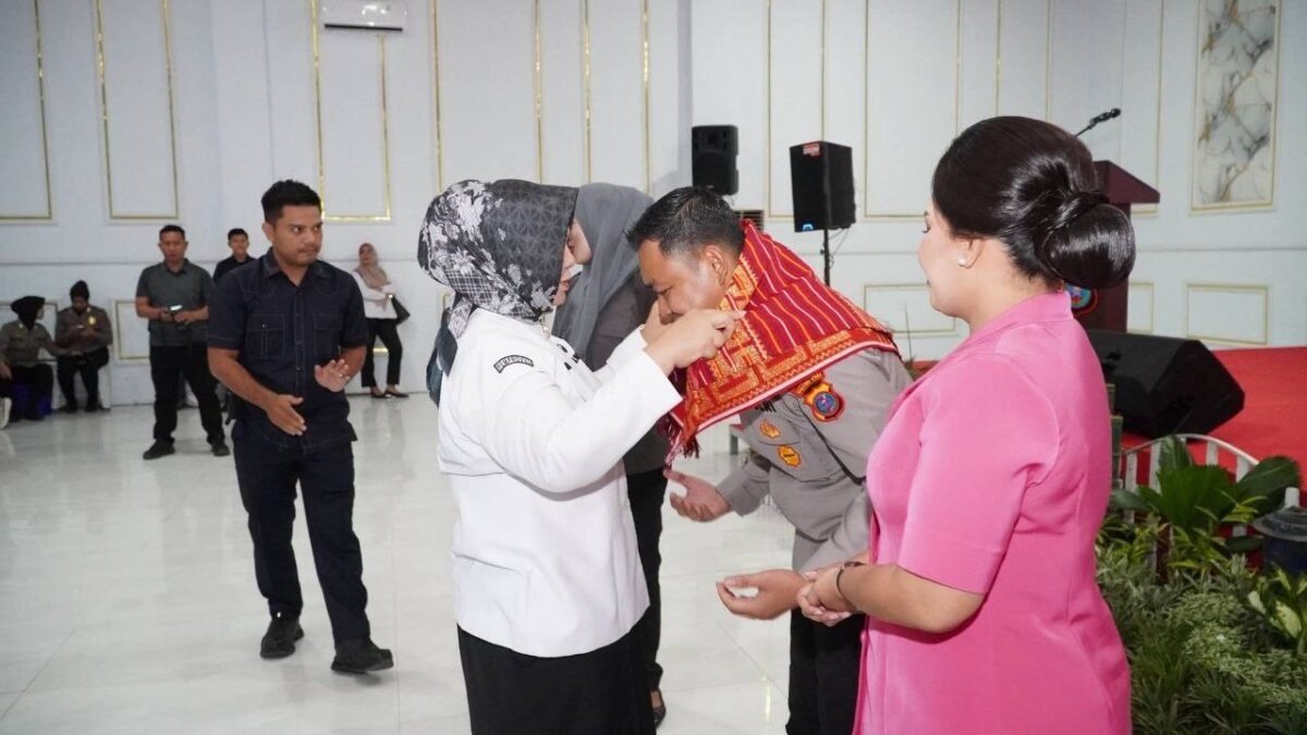 Penyematan Uis Karo oleh Plt Bupati Langkat Tiorita Br Surbakti kepada Kapolres Langkat AKBP Hanndry P.H. Tambunan, SE, S.I.K | Foto: Dok. Kominfo