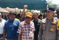 Warga Desa Pematang Tanjung Pura Blokir Jalan, Minta Pemkab Segera Aspal Jalan Rusak 