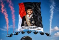 Atraksi Terjun Payung Kopassus Meriahkan HUT ke-81 RI, Bendera Bergambar Prabowo Jadi Sorotan