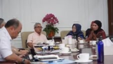 Jajaran Pemkab Langkat saat berdiskusi dengan Wali Kota Bandung H. Muhammad Farhan