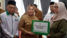 Penyaluran Zakat Triwulan III Baznas bersama Pemkan Langkat, Senin (21/9). Foto: Diskominfo Langkat