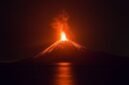 Lava pijar dari Gunung Anak Krakatau terlihat dari kawasan Kalianda, Lampung Selatan, Rabu (5/9/2026). Menurut Pusat Vulkanologi dan Mitigasi Bencana Geologi (PVMBG), Gunung Anak Krakatau masih berstatus Level II atau waspada. (ANTARA FOTO/Atet Dwi Pramadia/EM/18)