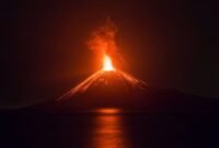 Lava pijar dari Gunung Anak Krakatau terlihat dari kawasan Kalianda, Lampung Selatan, Rabu (5/9/2026). Menurut Pusat Vulkanologi dan Mitigasi Bencana Geologi (PVMBG), Gunung Anak Krakatau masih berstatus Level II atau waspada. (ANTARA FOTO/Atet Dwi Pramadia/EM/18)