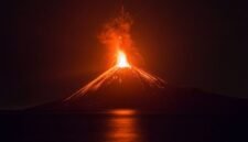 Lava pijar dari Gunung Anak Krakatau terlihat dari kawasan Kalianda, Lampung Selatan, Rabu (5/9/2026). Menurut Pusat Vulkanologi dan Mitigasi Bencana Geologi (PVMBG), Gunung Anak Krakatau masih berstatus Level II atau waspada. (ANTARA FOTO/Atet Dwi Pramadia/EM/18)