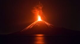 Lava pijar dari Gunung Anak Krakatau terlihat dari kawasan Kalianda, Lampung Selatan, Rabu (5/9/2026). Menurut Pusat Vulkanologi dan Mitigasi Bencana Geologi (PVMBG), Gunung Anak Krakatau masih berstatus Level II atau waspada. (ANTARA FOTO/Atet Dwi Pramadia/EM/18)