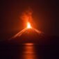 Lava pijar dari Gunung Anak Krakatau terlihat dari kawasan Kalianda, Lampung Selatan, Rabu (5/9/2026). Menurut Pusat Vulkanologi dan Mitigasi Bencana Geologi (PVMBG), Gunung Anak Krakatau masih berstatus Level II atau waspada. (ANTARA FOTO/Atet Dwi Pramadia/EM/18)