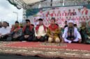 KARO BERMUNAJAT: Ustaz Maulana, para tokoh masyarakat dan tamu undangan saat gelaran Karo Bermunajat Season 4 di Lapangan Gok Purba Berastagi, Karo, Ahad (13/9).