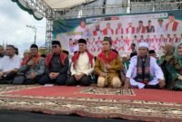 KARO BERMUNAJAT: Ustaz Maulana, para tokoh masyarakat dan tamu undangan saat gelaran Karo Bermunajat Season 4 di Lapangan Gok Purba Berastagi, Karo, Ahad (13/9).