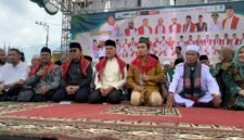 KARO BERMUNAJAT: Ustaz Maulana, para tokoh masyarakat dan tamu undangan saat gelaran Karo Bermunajat Season 4 di Lapangan Gok Purba Berastagi, Karo, Ahad (13/9).