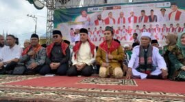 KARO BERMUNAJAT: Ustaz Maulana, para tokoh masyarakat dan tamu undangan saat gelaran Karo Bermunajat Season 4 di Lapangan Gok Purba Berastagi, Karo, Ahad (13/9).