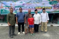 MASJID: Pengurus BKM Al Badar di Jalan Gatot Subroto, Medan, Yayasan Peduli Kebaikan Dunia dan masyarakat saat program pangkas gratis bagi masyarakat sekitar, Jumat (18/9).