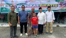 MASJID: Pengurus BKM Al Badar di Jalan Gatot Subroto, Medan, Yayasan Peduli Kebaikan Dunia dan masyarakat saat program pangkas gratis bagi masyarakat sekitar, Jumat (18/9).