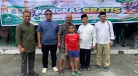 MASJID: Pengurus BKM Al Badar di Jalan Gatot Subroto, Medan, Yayasan Peduli Kebaikan Dunia dan masyarakat saat program pangkas gratis bagi masyarakat sekitar, Jumat (18/9).