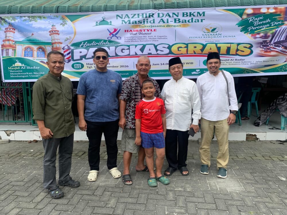 MASJID: Pengurus BKM Al Badar di Jalan Gatot Subroto, Medan, Yayasan Peduli Kebaikan Dunia dan masyarakat saat program pangkas gratis bagi masyarakat sekitar, Jumat (18/9).
