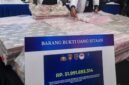 Petugas Direktorat Tindak Pidana Siber (Dittipidsiber) Polri menata barang bukti berupa pecahan uang 100 ribu rupiah saat pengungkapan kasus kejahatan siber di Gedung Awaloedin Djamin Bareskrim Polri, Jakarta, Kamis (3/9/2026). ANTARA FOTO/Muhammad Adimaja/agr