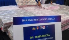 Petugas Direktorat Tindak Pidana Siber (Dittipidsiber) Polri menata barang bukti berupa pecahan uang 100 ribu rupiah saat pengungkapan kasus kejahatan siber di Gedung Awaloedin Djamin Bareskrim Polri, Jakarta, Kamis (3/9/2026). ANTARA FOTO/Muhammad Adimaja/agr