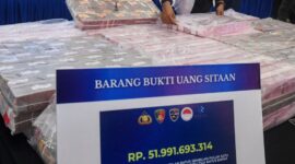 Petugas Direktorat Tindak Pidana Siber (Dittipidsiber) Polri menata barang bukti berupa pecahan uang 100 ribu rupiah saat pengungkapan kasus kejahatan siber di Gedung Awaloedin Djamin Bareskrim Polri, Jakarta, Kamis (3/9/2026). ANTARA FOTO/Muhammad Adimaja/agr