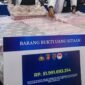 Petugas Direktorat Tindak Pidana Siber (Dittipidsiber) Polri menata barang bukti berupa pecahan uang 100 ribu rupiah saat pengungkapan kasus kejahatan siber di Gedung Awaloedin Djamin Bareskrim Polri, Jakarta, Kamis (3/9/2026). ANTARA FOTO/Muhammad Adimaja/agr