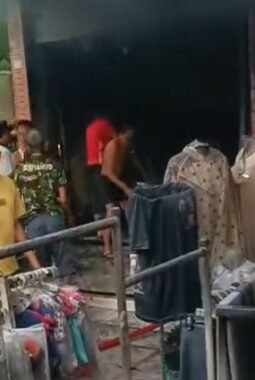Toko ERIS Fashion Stabat Terbakar, Kerugian Ditaksir Capai Rp1 Miliar