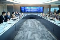 Menkomdigi Meutya Hafid didampingi Sekjen Komdigi Ismail dan Dirjen Ekosistem Digital Edwin Hidayat melakukan pertemuan dengan Kuasa Usaha Ad Interim (KUAI) Kedutaan Besar AS untuk Indonesia Joy M. Sakurai di Kementerian Komdigi, Jakarta. (foto: Humas Menkomdigi)