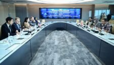 Menkomdigi Meutya Hafid didampingi Sekjen Komdigi Ismail dan Dirjen Ekosistem Digital Edwin Hidayat melakukan pertemuan dengan Kuasa Usaha Ad Interim (KUAI) Kedutaan Besar AS untuk Indonesia Joy M. Sakurai di Kementerian Komdigi, Jakarta. (foto: Humas Menkomdigi)