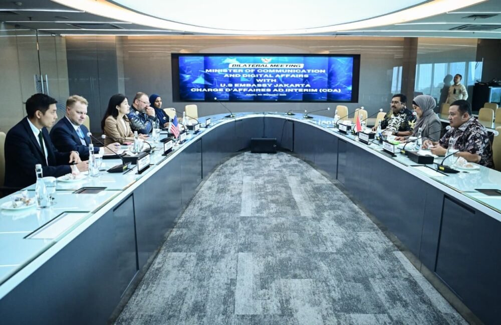 Menkomdigi Meutya Hafid didampingi Sekjen Komdigi Ismail dan Dirjen Ekosistem Digital Edwin Hidayat melakukan pertemuan dengan Kuasa Usaha Ad Interim (KUAI) Kedutaan Besar AS untuk Indonesia Joy M. Sakurai di Kementerian Komdigi, Jakarta. (foto: Humas Menkomdigi)