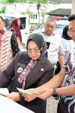 Momen Saat Tiorita Cek Mobil Kadiskominfo Langkat: Ini Masih Bagus Semua?
