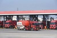 Mobil tangki Pertamina bersiap mendistribusikan BBM setelah mengisi di Depo Pertamina. (ANTARA/HO-PT Pertamina Patra Niaga)