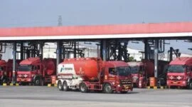 Mobil tangki Pertamina bersiap mendistribusikan BBM setelah mengisi di Depo Pertamina. (ANTARA/HO-PT Pertamina Patra Niaga)