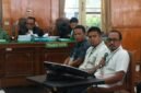 Mantan Kadisdik Langkat, Ilhamsyah Bangun (pegang mic) saat mengikuti sidang di Pengadilan Negeri Medan, Kamis (1/10)