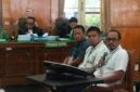 Mantan Kadisdik Langkat, Ilhamsyah Bangun (pegang mic) saat mengikuti sidang di Pengadilan Negeri Medan, Kamis (1/10)
