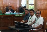 Mantan Kadisdik Langkat, Ilhamsyah Bangun (pegang mic) saat mengikuti sidang di Pengadilan Negeri Medan, Kamis (1/10)