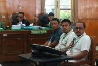 Mantan Kadisdik Langkat, Ilhamsyah Bangun (pegang mic) saat mengikuti sidang di Pengadilan Negeri Medan, Kamis (1/10)