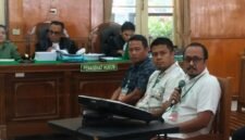 Mantan Kadisdik Langkat, Ilhamsyah Bangun (pegang mic) saat mengikuti sidang di Pengadilan Negeri Medan, Kamis (1/10)