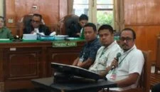 Mantan Kadisdik Langkat, Ilhamsyah Bangun (pegang mic) saat mengikuti sidang di Pengadilan Negeri Medan, Kamis (1/10)