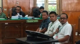 Mantan Kadisdik Langkat, Ilhamsyah Bangun (pegang mic) saat mengikuti sidang di Pengadilan Negeri Medan, Kamis (1/10)