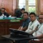 Mantan Kadisdik Langkat, Ilhamsyah Bangun (pegang mic) saat mengikuti sidang di Pengadilan Negeri Medan, Kamis (1/10)