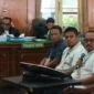 Mantan Kadisdik Langkat, Ilhamsyah Bangun (pegang mic) saat mengikuti sidang di Pengadilan Negeri Medan, Kamis (1/10)