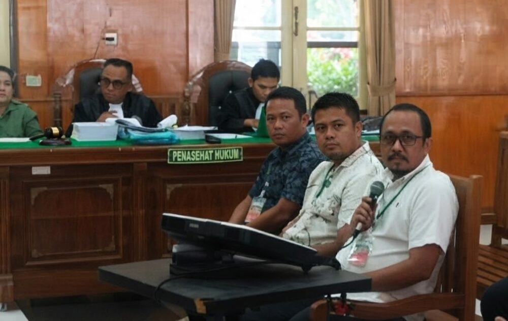 Mantan Kadisdik Langkat, Ilhamsyah Bangun (pegang mic) saat mengikuti sidang di Pengadilan Negeri Medan, Kamis (1/10)